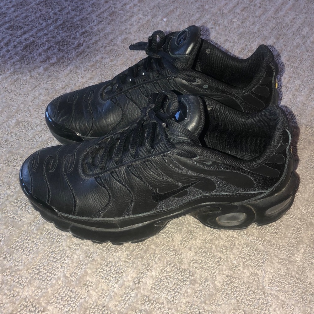 Youth black leather air max plus